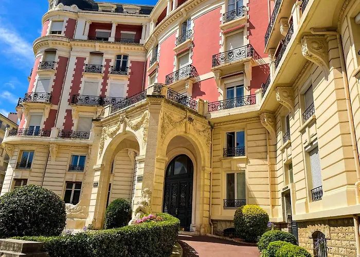 Imperial In The Center Of Close To The *